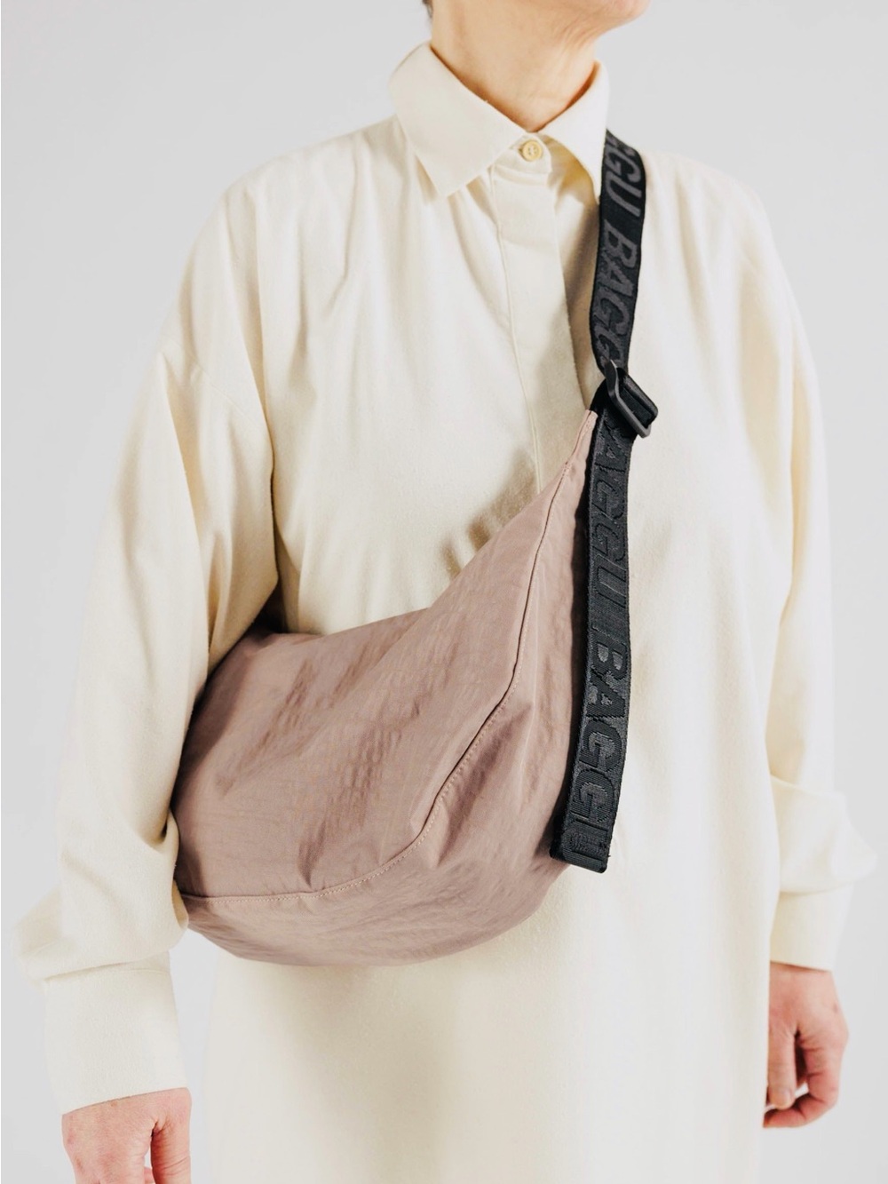 BAGGU Medium Crescent in Taupe